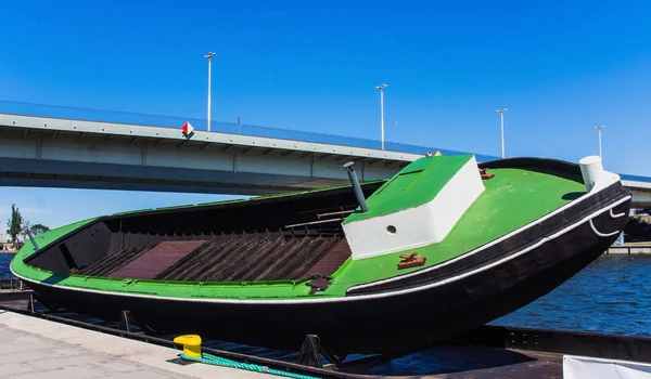 Barco vazio inclinado na rampa de acoplamento, Rio Odra, Polônia — Fotografia de Stock