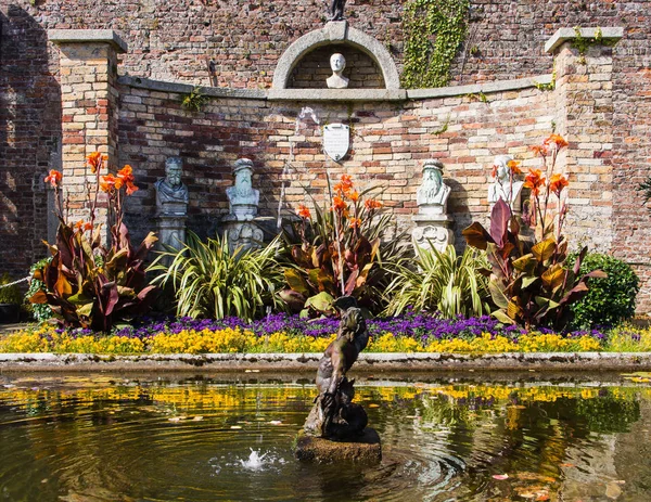 Powerscourt Gardens, étang avec fontaine, Irlande — Photo