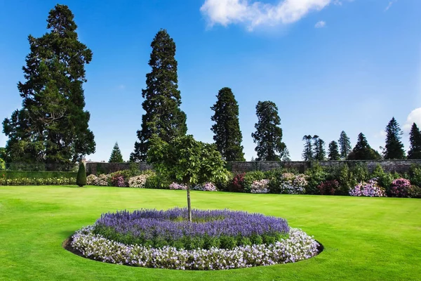 Powerscourt Garden, con hileras de flores, arbustos y árboles recortados, Irlanda —  Fotos de Stock