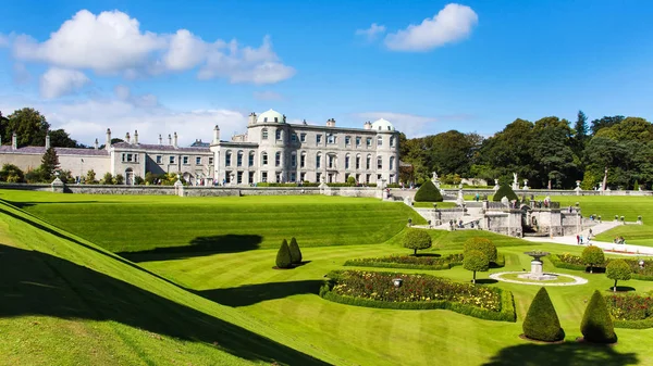 Touristes visitant Powerscourt Gardens, vue sur le manoir depuis la colline — Photo