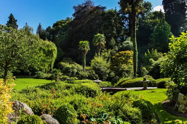 Powerscourt Japon bahçeleri, küçük köprü ve çiçek ve ağaç çeşitliliği ile, İrlanda