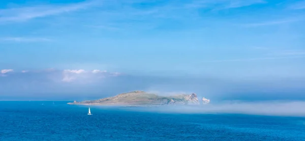 Névoa baixa cobrindo Irelands Eye island, vista de Howth, Irlanda — Fotografia de Stock