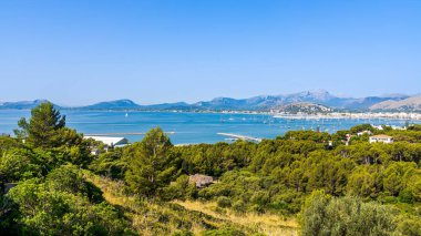 Palma de Mallorca limanı ile körfezin panoramik görünümü, arka planda dağ sırası