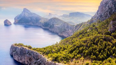 Formentor yarımadasına bakan Mirador Es Colomer'de bakış açısı, güzel gün batımı, Mallorca