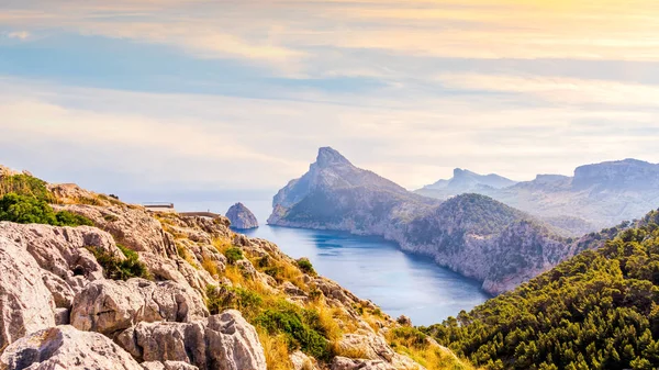 Formentor yarımadasına bakan Mirador Es Colomer'de bakış açısı, güzel gün batımı, Mallorca