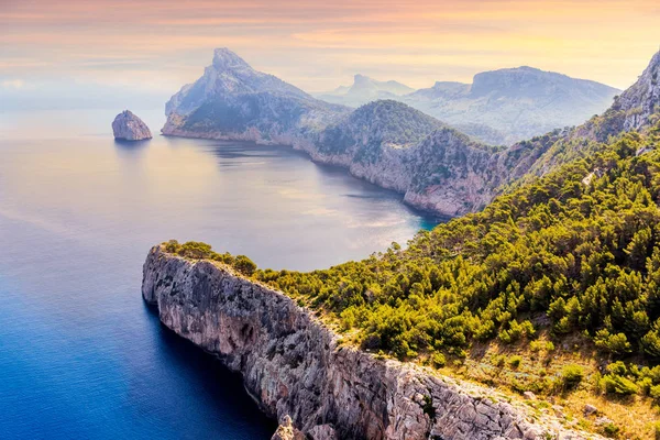 Formentor yarımadasına bakan Mirador Es Colomer'de bakış açısı, güzel gün batımı, Mallorca