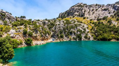 Büyükelçilikteki su barajı, yapay su deposu, Mallorca.
