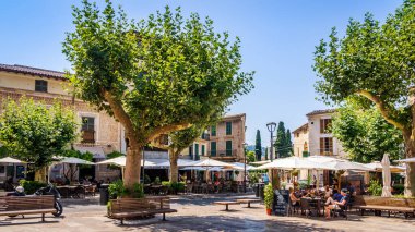 Ağaçları, bira bahçeleri ve restoranları olan şehir meydanı Soller, Mallorca