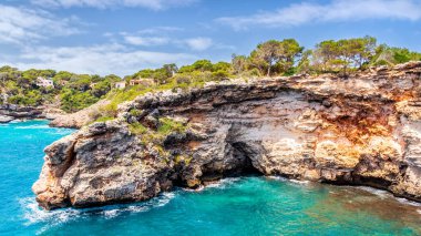 Sahildeki uçurumlar, Mallorca 'daki Cala Llombards, Balearic Adası, İspanya