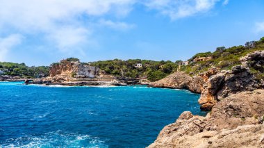 Sahildeki uçurumlar, Mallorca 'daki Cala Llombards, Balearic Adası, İspanya