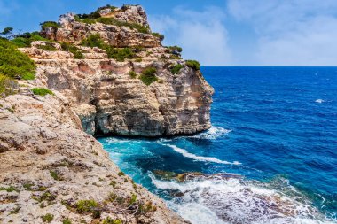 Turkuaz deniz suyuyla sahil ve koy, Cala des Moro, Mallorca, İspanya