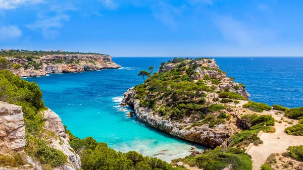Turkuaz deniz suyuyla sahil ve koy, Cala des Moro, Mallorca, İspanya