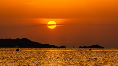 Güneşin doğuşundaki güneş diski dağların silueti, panorama, Mallorca, İspanya