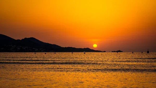 Сонячний диск зі сходом сонця з силуетом гір, панорами, Мальорка, Іспанія. — стокове фото
