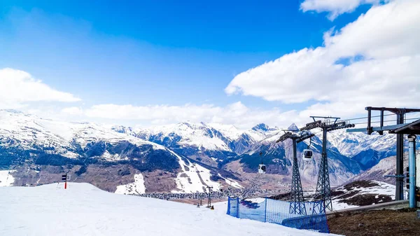 Montanhas no inverno, encostas e pistas, aldeia de Livigno, Itália, Alpes — Fotografia de Stock