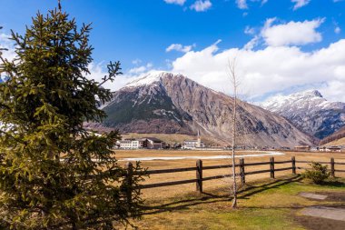 Baharın başlarında dağlar, Livigno köyü, İtalya, Alpler