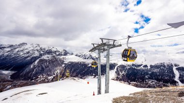 Kışın dağlar, yamaçlar ve pistler, Livigno köyü, İtalya, Alpler