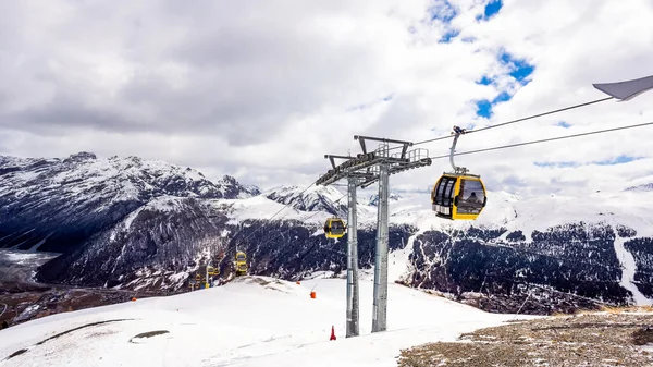 Montanhas no inverno, encostas e pistas, aldeia de Livigno, Itália, Alpes — Fotografia de Stock