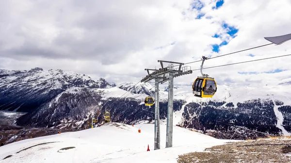 Kışın dağlar, yamaçlar ve pistler, Livigno köyü, İtalya, Alpler