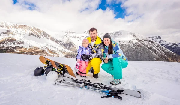 Bonne famille en vacances de ski et snowboard, Livigno, Italie, Alpes — Photo