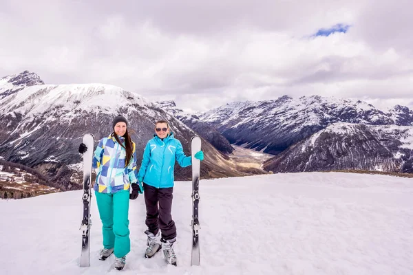 Två vuxna kvinnor på vintersemester med skidutrustning, Livigno, Italien, Alperna — Stockfoto