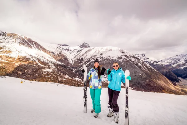 意大利Livigno，两名携带滑雪器材的成年妇女在寒假 — 图库照片