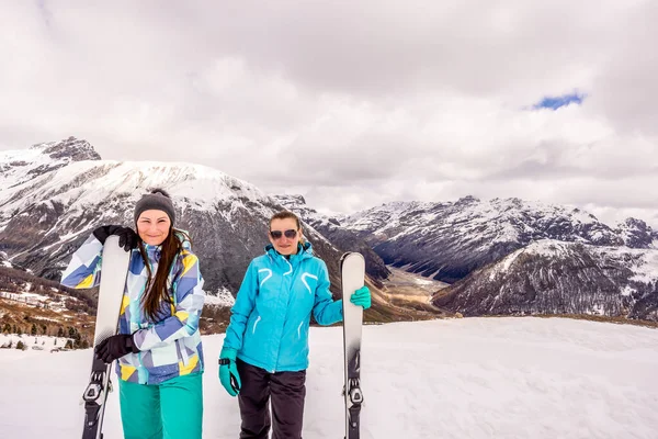 意大利Livigno，两名携带滑雪器材的成年妇女在寒假 — 图库照片