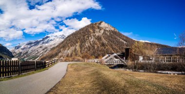 Nehir ve ahşap köprüsü, Livingo, İtalya, Alpleri olan bir panorama.