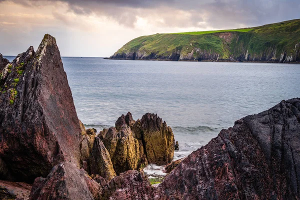 Península de Dingle con acantilados y campos verdes en la parte superior, Co. Kerry, Irlanda — Foto de Stock