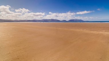 Boş, güzel ve uzun kumlu sahil, Dingle yarımadası, İrlanda