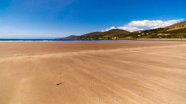 Boş, güzel ve uzun kumlu sahil, Dingle yarımadası, İrlanda