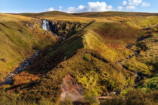 Prachtige waterval en beek in de vallei van Glenariff Forest Park — Stockfoto