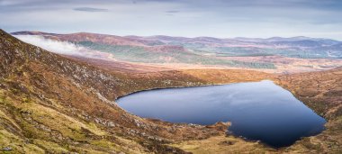 Kalp şeklindeki göl panoramik manzara, Lough Ouler ve Tonelagee dağı, arka planda Wicklow tepeleri, İrlanda