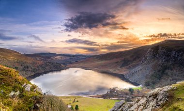 Kattegat 'ın Viking köyü Wicklow' daki Guinness Gölü 'nde Wicklow Dağları, İrlanda' nın Wicklow Dağları 'nda dramatik bir günbatımı yaşandı.