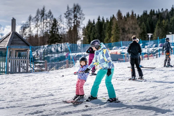 Jovem Menina Esquiador Feliz Aprendendo Esquiar Com Sua Mãe Zona — Fotografia de Stock