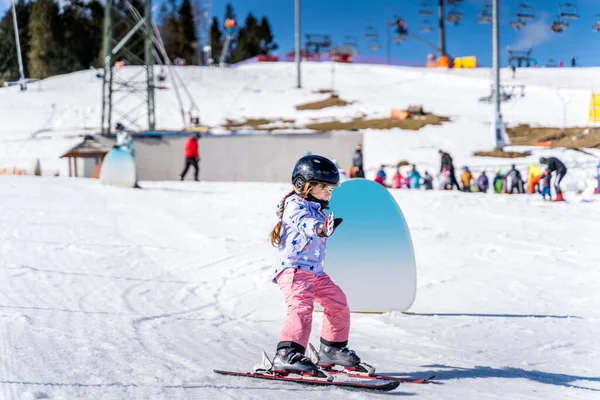 年轻快乐的滑雪者女孩学习如何在绿色滑雪场上滑雪 波兰Tatry Bialka Tatrzanska滑雪者在滑雪坡上玩得开心 — 图库照片