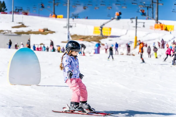 年轻快乐的滑雪者女孩学习如何在绿色滑雪场上滑雪 波兰Tatry Bialka Tatrzanska滑雪者在滑雪坡上玩得开心 — 图库照片