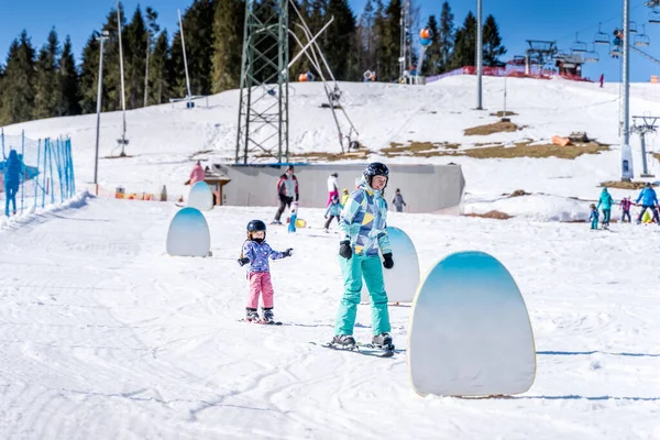 Jovem Menina Esquiador Feliz Aprendendo Esquiar Com Sua Mãe Zona — Fotografia de Stock