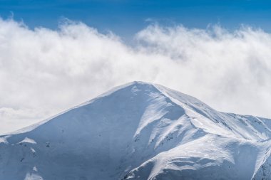 Kasprowy Wierch 'in kışın tepeli dağ zirvesinden görüntüsü