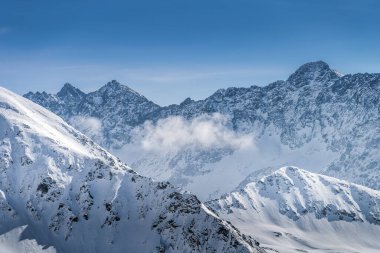 Kasprowy Wierch 'in kışın kayalık dağ zirvesinde görüntüsü