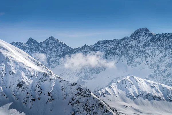 Kasprowy Wierch 'in kışın kayalık dağ zirvesinde görüntüsü
