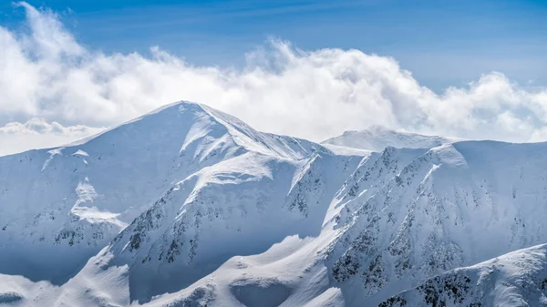 Kışın dağın zirvesinde Kasprowy Wierch 'ten görüntü
