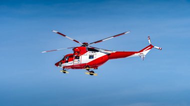 Yüksek Tatra Dağları 'ndaki Kasprowy Wierch ve Swinica üzerinde uçan kırmızı ve beyaz helikopter, kurtarma ekibi veya mürettebatı, Polonya
