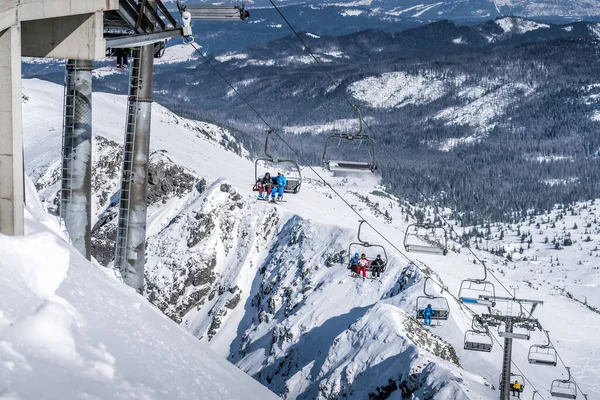 Narciarze Snowboardziści Wjeżdżający Stok Kasprowy Wierch Wyciągiem Narciarskim Zimowe Wakacje — Zdjęcie stockowe