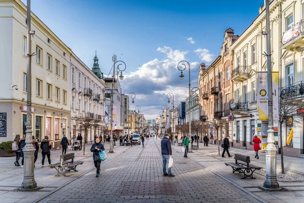 폴란드의 2019 산책로 켈체의 Henryka Sienkiewicza 거리에서 사람들과 관광객들이 산책을 — 스톡 사진