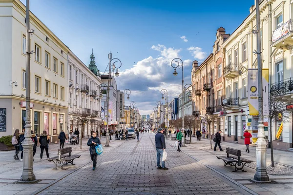 Kielce, Polonya, Mart 2019 Kielce 'deki Henryka Sienkiewicza caddesi güneşli yürüyüşün keyfini çıkaran insan ve turist gruplarıyla dolu.