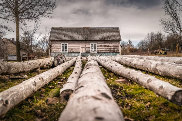 Troncos Viejos Largos Frente Una Casa Cabaña Rústica Abandonada Erosionada — Foto de Stock