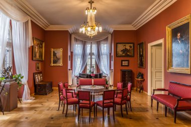 Oblegorek Polonya Mar 2019 Henryk Sienkiewicz eklektik tarzı oturma odası ulusal müzede. Polonyalı gazeteci romancı ve Nobel Ödülü sahibi oldu.