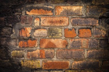 Eski, kırsal kırmızı aşınmış ve hasarlı tuğla duvar. Projeleriniz ve yaratıcı çalışmalarınız için yüksek kalite doku ve arka plan