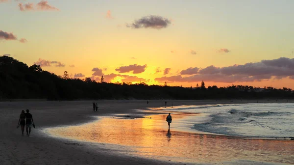 Reflet de la plage de Byron Bay au coucher du soleil — Photo